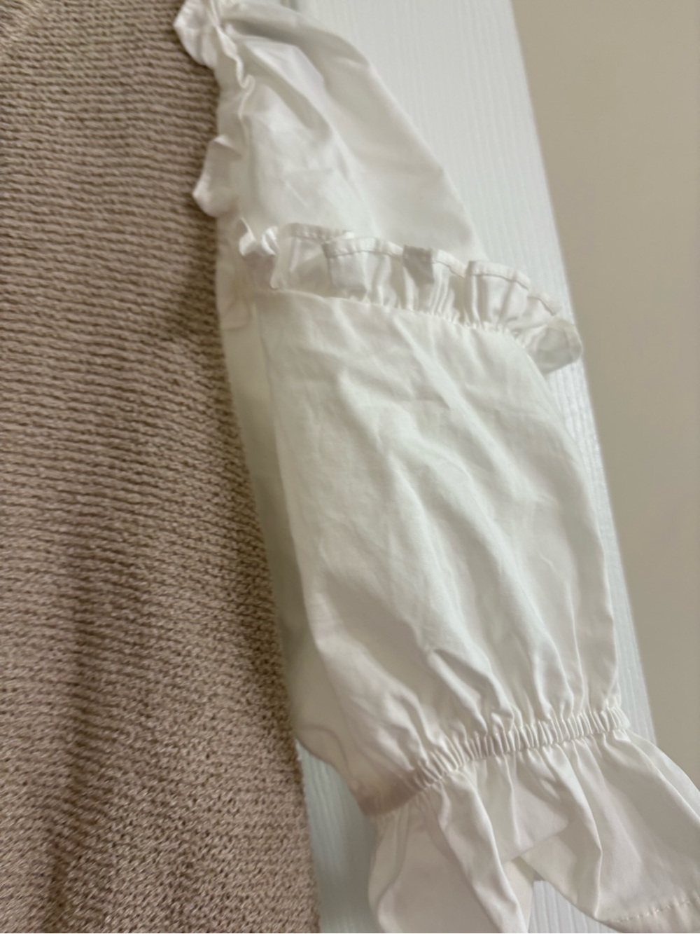 Sofie the label women mixed media white tan ruffle puff sleeve top size medium - Picture 9 of 11